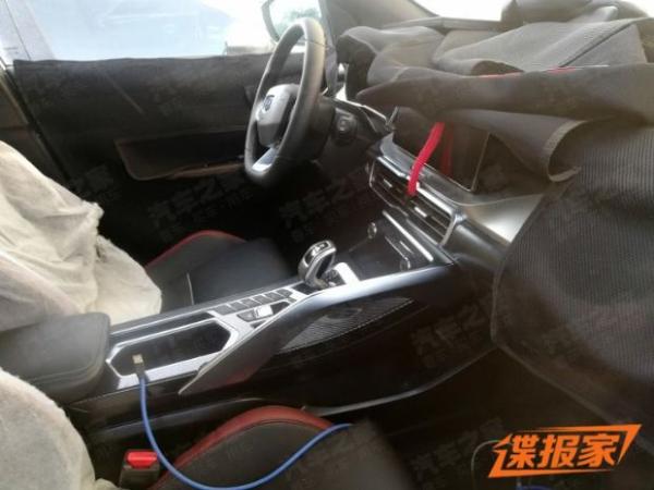 小型轿跑SUV 吉利SX11最新内饰谍照曝光
