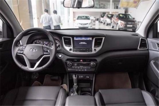 新增动力车型18款北京现代传承了现代家族的都市感