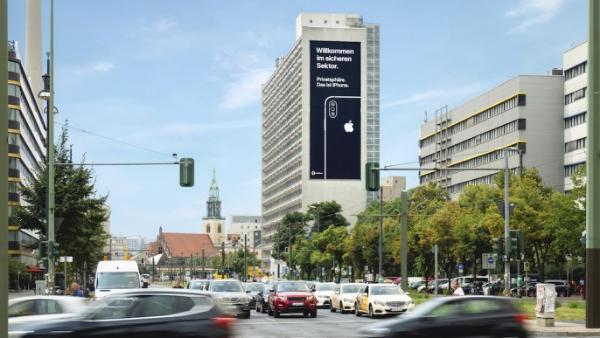 超长海报宣传造势，苹果开始在德国宣传iPhone隐私性