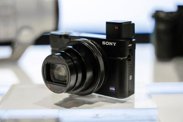 有问必答：索尼黑卡RX100系列相机应该怎么选？