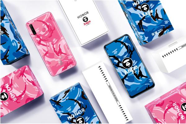 荣耀20i与Aape联名手机发售：1799元还赠耳机