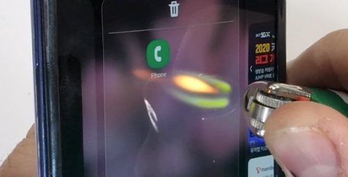 三星Galaxy Z Flip被曝屏幕不耐刮 且撕膜会造成屏幕损坏