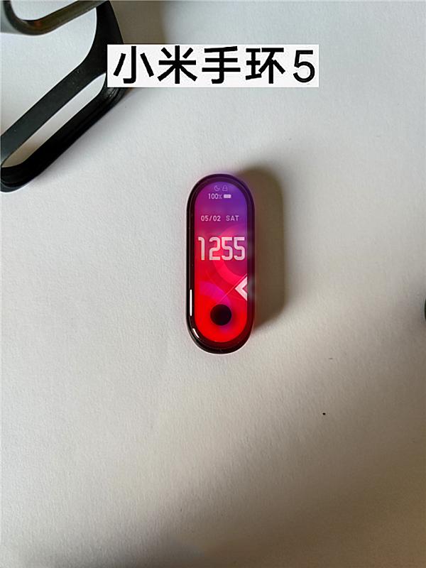 小米手环5 爆款预订！小米手环5再曝光，触摸按键取代挖孔屏设计