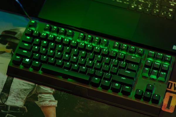 电竞新选择，雷蛇绿轴机械键盘天生出色