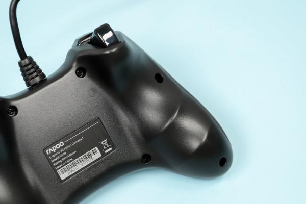 舒适的双面手感，操作体验好 雷柏V600游戏手柄2020版评测