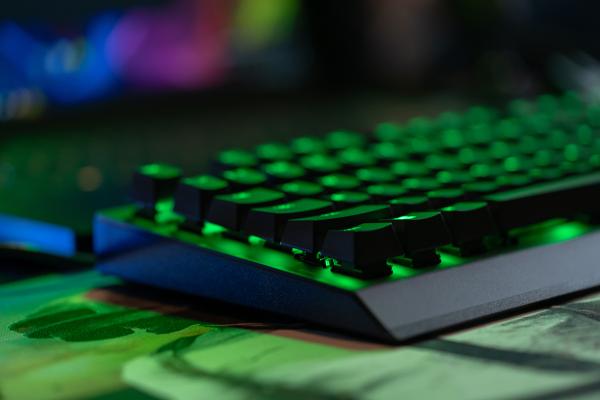 电竞新选择，雷蛇绿轴机械键盘天生出色