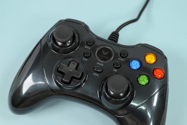 舒适的双面手感，操作体验好 雷柏V600游戏手柄2020版评测