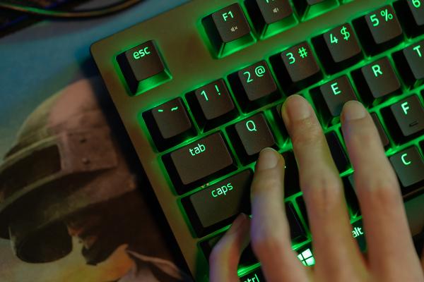 电竞新选择，雷蛇绿轴机械键盘天生出色