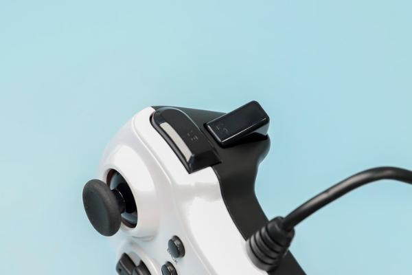 舒适的双面手感，操作体验好 雷柏V600游戏手柄2020版评测