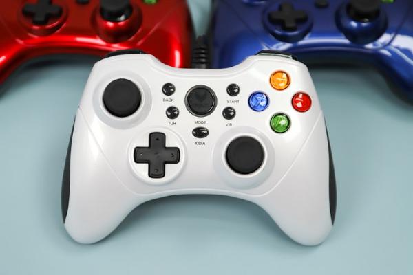 舒适的双面手感，操作体验好 雷柏V600游戏手柄2020版评测