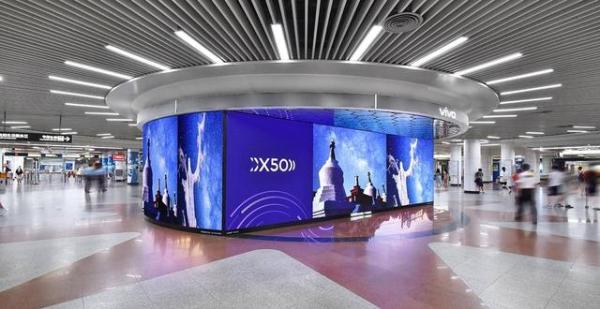 暗光拍摄更惊艳！vivo X50系列星空作品展亮相广州地铁站