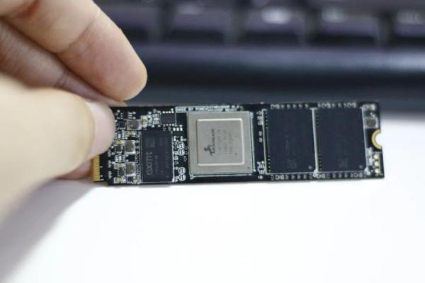 还没完！光威纯国产SSD再推高端新品 石墨散热马甲