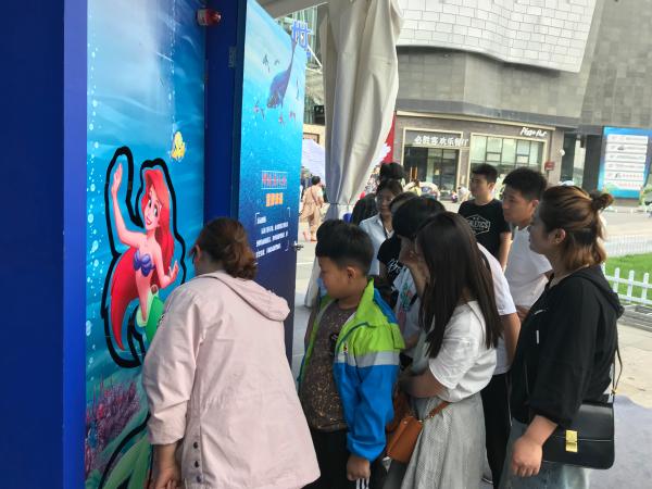 “任意门”空降天山海世界 一扇门开启你的新奇之旅