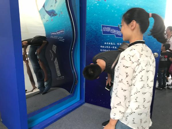 “任意门”空降天山海世界 一扇门开启你的新奇之旅