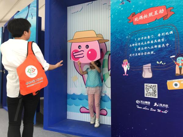 “任意门”空降天山海世界 一扇门开启你的新奇之旅