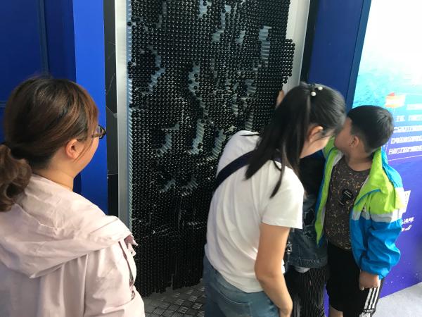 “任意门”空降天山海世界 一扇门开启你的新奇之旅