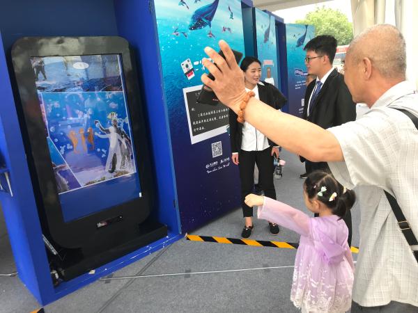 “任意门”空降天山海世界 一扇门开启你的新奇之旅