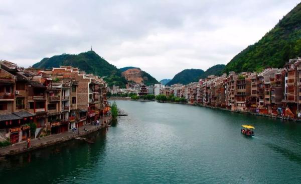 贵州省最具影响力十大景区：黄果树瀑布、安顺龙宫、毕节百里杜鹃获前三名