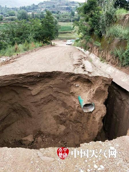 甘肃环县遭遇洪涝灾害 墙皮脱落道路坍塌