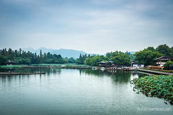 外国家庭游西湖变合照景点 杭州自驾游路线看过来