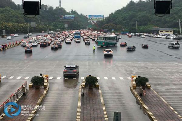 重庆阴雨致道路湿滑高速事故频发 明天雨停气温升
