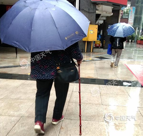 重庆阴雨致道路湿滑高速事故频发 明天雨停气温升