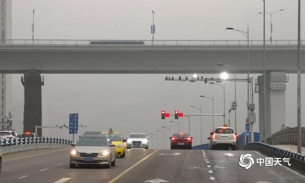 重庆遭遇浓雾袭击 能见度不足百米