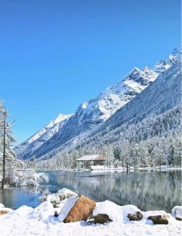 毕棚沟木格措很适合雪后初晴一赏,在大雪过后湖水和雪山还有地面洁白