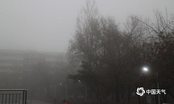 风雪来临前新疆首府乌鲁木齐淹没在大雾中