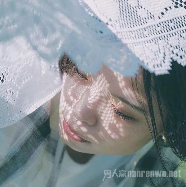 女生侧脸怎么拍 学会这3招 就可以拍出绝美侧颜女神