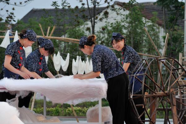 走向我们的小康生活 | 苏州吴江：丝线织就小康路