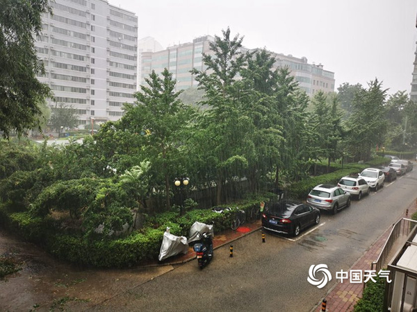 北京暴雨刷屏局地却滴雨未下 为什么你那的雨没有很“暴”？