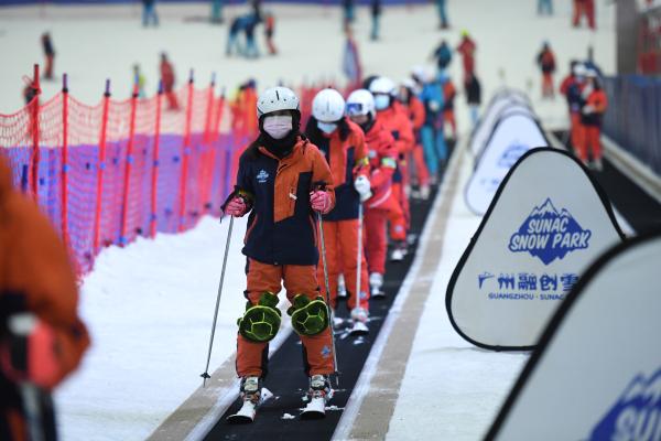 广州融创文旅城首办粤港澳冰雪论坛 积极推进冰雪运动“南展北扩”