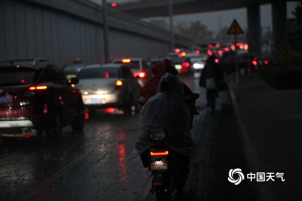 北京秋雨遇上早高峰 道路湿滑交通拥堵