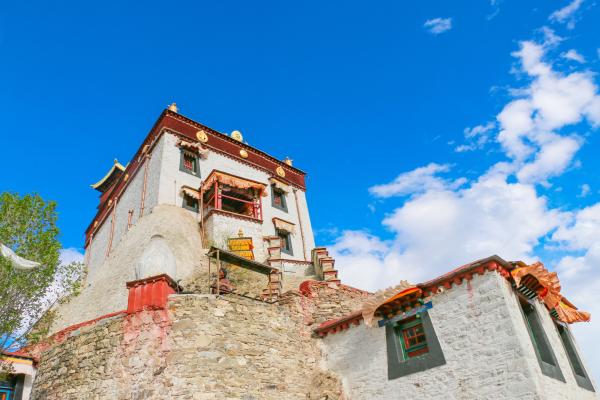 西藏历史上第一座宫殿 比布达拉宫早761年 文成公主曾在此居住