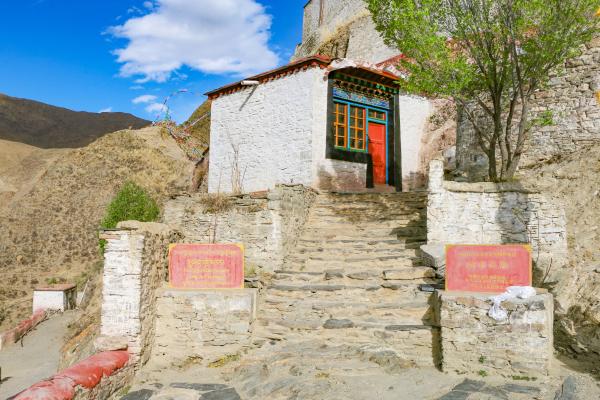 西藏历史上第一座宫殿 比布达拉宫早761年 文成公主曾在此居住