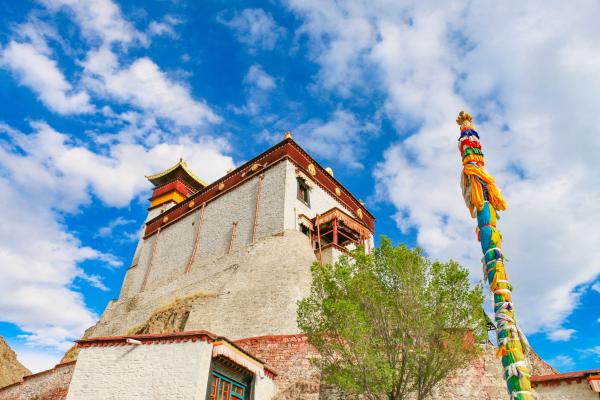 西藏历史上第一座宫殿 比布达拉宫早761年 文成公主曾在此居住