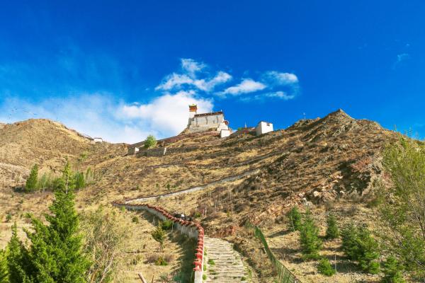 西藏历史上第一座宫殿 比布达拉宫早761年 文成公主曾在此居住