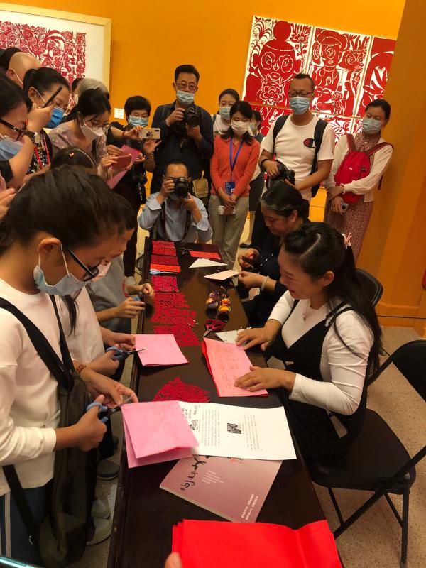 中国美术馆举办“妙手生花”剪纸、刺绣交流活动