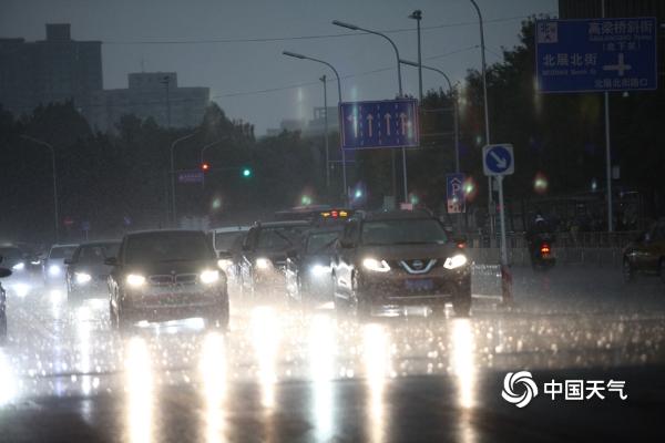 北京秋雨遇上早高峰 道路湿滑交通拥堵