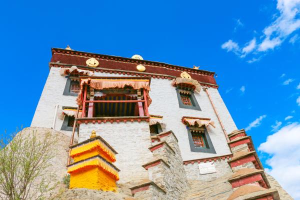 西藏历史上第一座宫殿 比布达拉宫早761年 文成公主曾在此居住