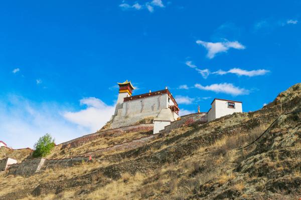 西藏历史上第一座宫殿 比布达拉宫早761年 文成公主曾在此居住