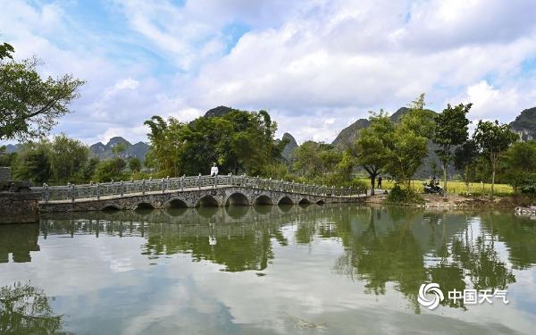 广西“小桂林”雨后现蓝天白天 金色田野添秋色
