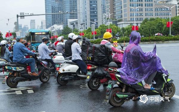 冷空气南下影响广西 南宁市民又现“乱穿衣”