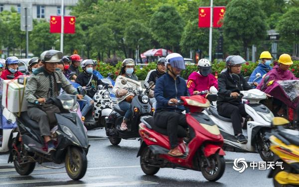 冷空气南下影响广西 南宁市民又现“乱穿衣”