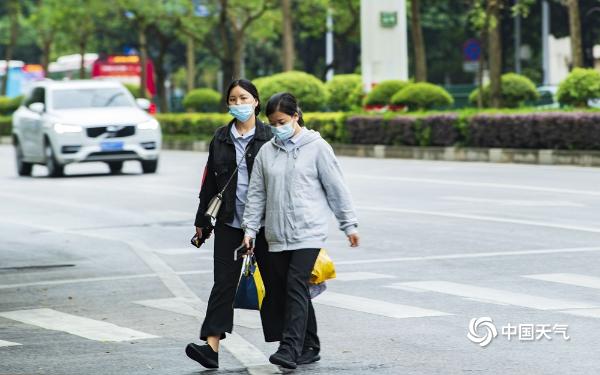 冷空气南下影响广西 南宁市民又现“乱穿衣”