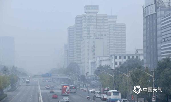 北京今天扩散条件较差 早晨能见度仍较低建筑物若隐若现