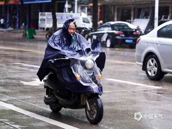 广西钦州“台风雨”来袭 市民风雨中艰难出行