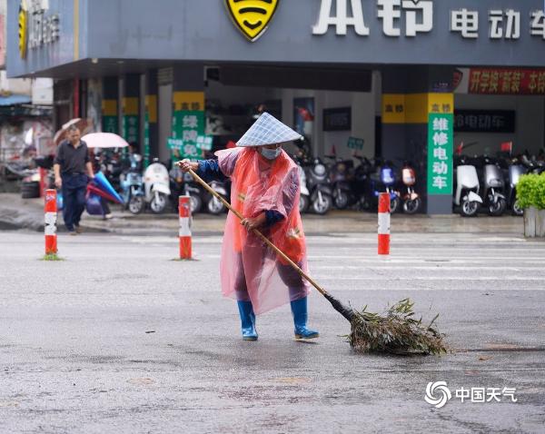 广西钦州“台风雨”来袭 市民风雨中艰难出行