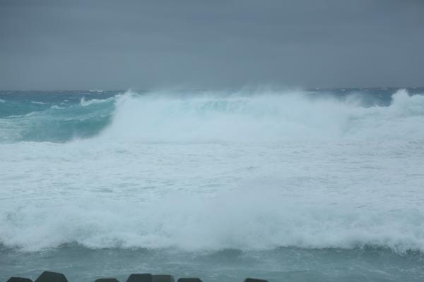 震撼！台风“沙德尔”来袭 海南三沙永兴岛风卷浪涌